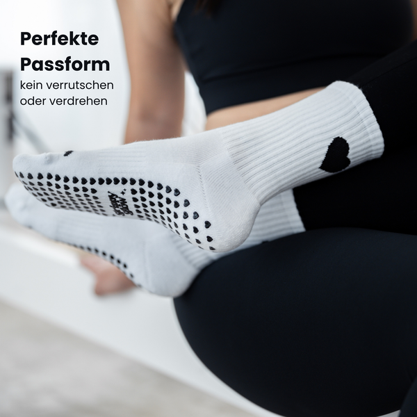 Close-Up der Pilates Socken mit schwarzem Herz und grippyglow Noppensohle – Reformer-ready, rutschfest und ästhetisch