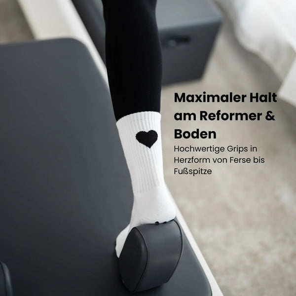 Close-Up der Pilates Socken mit schwarzem Herz und grippyglow Noppensohle – Reformer-ready, rutschfest und ästhetisch