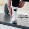 Close-Up der Pilates Socken mit schwarzem Herz und grippyglow Noppensohle – Reformer-ready, rutschfest und ästhetisch