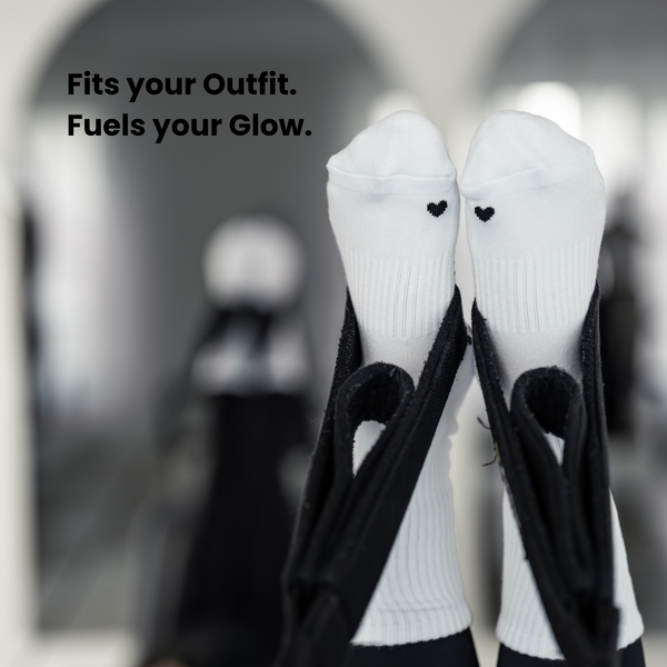 Close-Up der Pilates Socken mit schwarzem Herz und grippyglow Noppensohle – Reformer-ready, rutschfest und ästhetisch