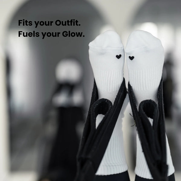 Close-Up der Pilates Socken mit schwarzem Herz und grippyglow Noppensohle – Reformer-ready, rutschfest und ästhetisch