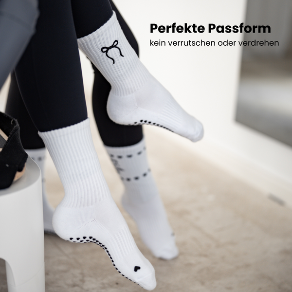 Close-Up weißer Pilates Socken mit Schleifen-Stickerei – dezentes, elegantes Design für mehr Grip und Style beim Training