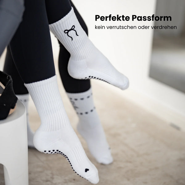 Close-Up weißer Pilates Socken mit Schleifen-Stickerei – dezentes, elegantes Design für mehr Grip und Style beim Training
