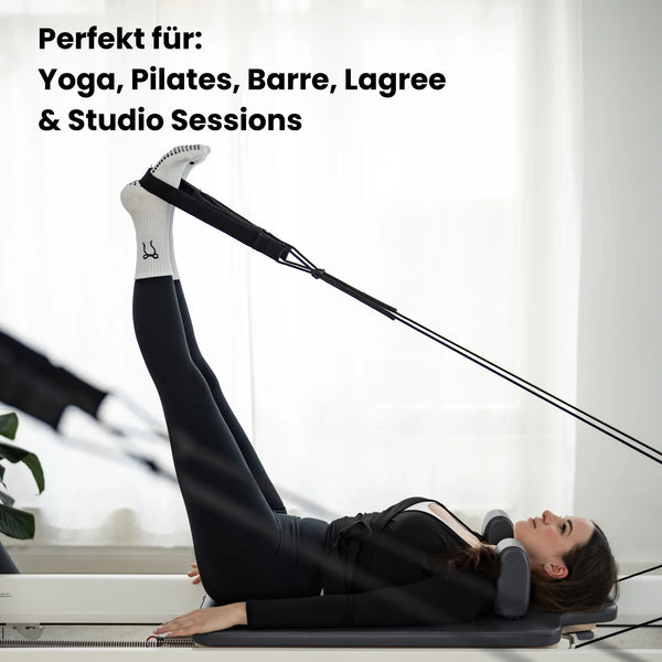 Rutschfeste Pilates Socken in Weiß mit Herz-Noppen und Schleifen-Detail – perfekte Studio-Socken für sicheren Halt im Reformer-Strap