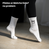 Bewegungsaufnahme: weiße Pilates Socken mit schwarzer Schleife und Anti-Rutsch-Noppen beim Training – stylische Studio-Socken für Reformer Pilates