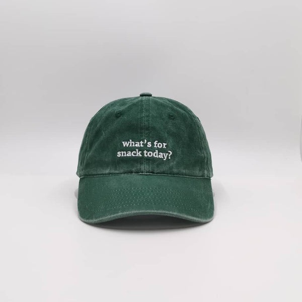 Schildmütze aus 100 % Baumwolle in Grün mit eingesticktem Spruch. Der Spruch lautet: whats for snack today?