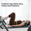 Beige Pilates Grip Socks mit rutschfester Sohle aus bordeauxfarbenen Herz-Noppen, getragen auf einem Reformer beim Training. Ideal für Reformer Pilates, Yoga und Barre.