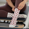 Beigefarbene Pilates Socken mit roten Herzmustern – stylische Grip Socks mit Anti-Rutsch-Noppen für Reformer Pilates und Studio Workouts