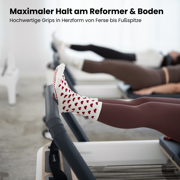hochwertige Pilates Socken im Herzdesign am Reformer Gerät