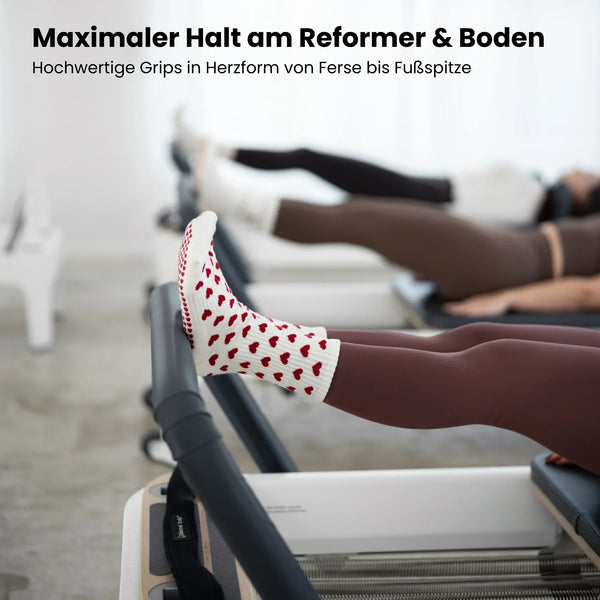 hochwertige Pilates Socken im Herzdesign am Reformer Gerät