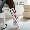 Hochwertige Pilates Socken im Herzdesign in beige rot auf einem Reformer Sportgerät