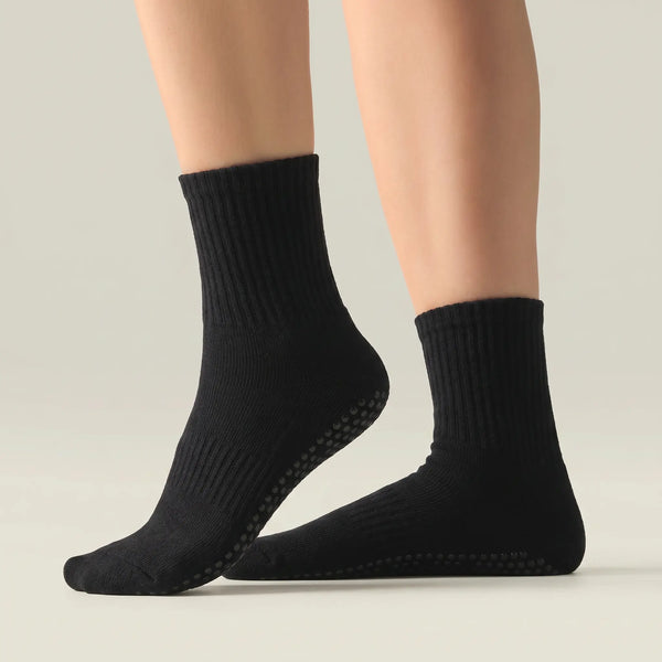 Pilates Socken aus 85% Bio Baumwolle von grippyglow in Schwarz in 3 Größen. Ideal für Yoga, Barre, Reformer Pilates & Lagree.