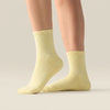Pilates Socken aus 85% Bio Baumwolle von grippyglow in Butter Yellow Gelb in 2 Größen. Ideal für Yoga, Barre, Reformer Pilates & Lagree.