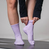 Pilates Socken aus 85% Bio Baumwolle von grippyglow in Pastelle Lila 2 Größen. Ideal für Yoga, Barre, Reformer Pilates & Lagree.