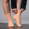 Pilates Socken aus 85% Bio Baumwolle von grippyglow in Peach Orange in 2 Größen. Ideal für Yoga, Barre, Reformer Pilates & Lagree.