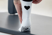 Close-Up der Pilates Socken mit schwarzem Herz und grippyglow Noppensohle – Reformer-ready, rutschfest und ästhetisch