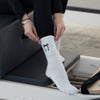 Weiße Pilates Grip Socks mit schwarzer Schleifen-Stickerei – stylische Anti-Rutsch Socken für Reformer Pilates auf dem Trainingsgerät