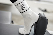 Weiße Pilates Socken mit schwarzem Herzmuster und rutschfestem Grip – Motiv: ‚Sorry. Can’t. Pilates. Bye.‘ – stylische Anti-Rutsch Socken für Reformer Pilates und Studio-Workouts