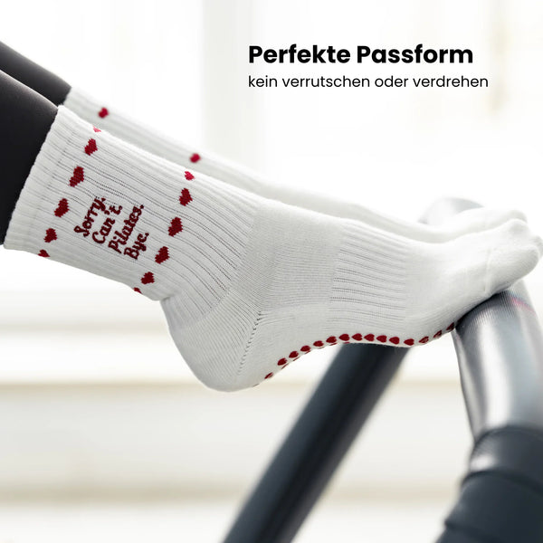 Beigefarbene Pilates Socken mit rutschfesten roten Herz-Noppen und grippyglow Logo – stylische Grip Socks für sicheren Halt im Reformer Studio