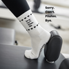 Weiße Pilates Socken mit schwarzem Herzmuster und rutschfestem Grip – Motiv: ‚Sorry. Can’t. Pilates. Bye.‘ – stylische Anti-Rutsch Socken für Reformer Pilates und Studio-Workouts