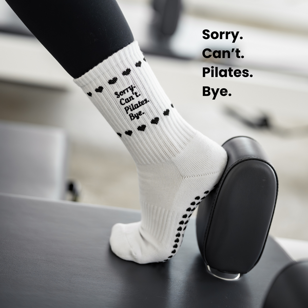 Weiße Pilates Socken mit schwarzem Herzmuster und rutschfestem Grip – Motiv: ‚Sorry. Can’t. Pilates. Bye.‘ – stylische Anti-Rutsch Socken für Reformer Pilates und Studio-Workouts