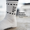 Detailaufnahme weißer Pilates Socken mit schwarzem Statement ‚Sorry. Can’t. Pilates. Bye.‘ und rutschfestem Herz-Grip – stylische Studio-Socken für sicheren Halt beim Pilates Training