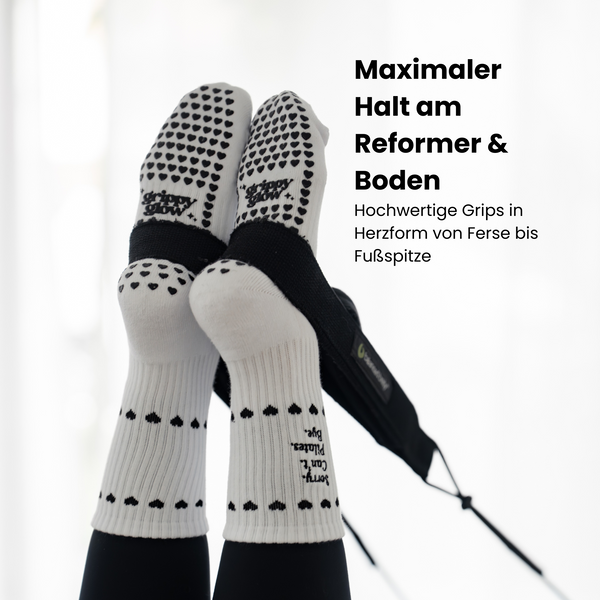 Weiße Reformer Pilates Socken mit rutschfestem Herz-Grip und Statement-Print ‚Sorry. Can’t. Pilates. Bye.‘ – stylische Anti-Rutsch Socken für sicheren Halt im Pilates Training
