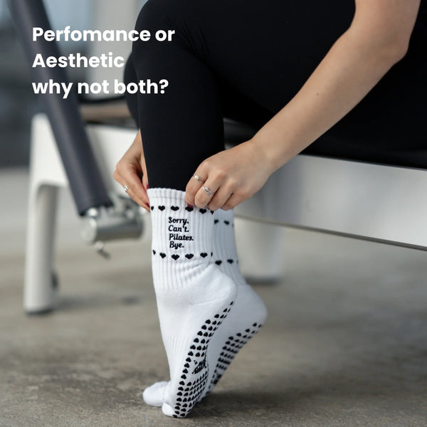 Weiße Pilates Grip Socks mit rutschfesten Noppen und dem Spruch ‚Sorry. Can’t. Pilates. Bye.‘ – bequeme Anti-Rutsch Socken für Reformer Training und Pilates Studio