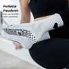 Close-Up der Pilates Socken mit schwarzem Herz und grippyglow Noppensohle – Reformer-ready, rutschfest und ästhetisch