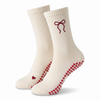 Bow Grip Pilates Socken in Cream, Paar mit gestickter weinroter Schleife und herzförmigem Silikon-Grip