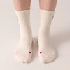 Bow Grip Pilates Socken frontal getragen, kleines weinrotes Herz am Vorfuß