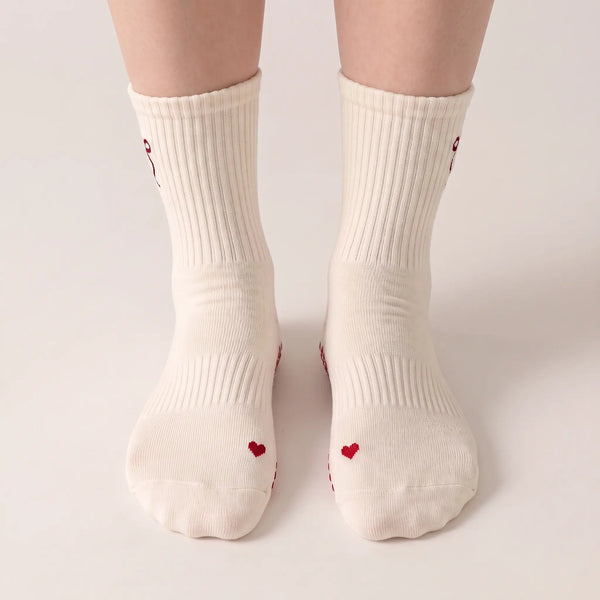 Bow Grip Pilates Socken frontal getragen, kleines weinrotes Herz am Vorfuß