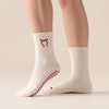 Bow Grip Pilates Socken seitlich, Schleife außen und Herz innen am Vorfuß