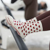 Anti-Rutsch Socken in zartem Beige mit roten Herzchen – bequeme Pilates Socken für mehr Style und Grip im Studio