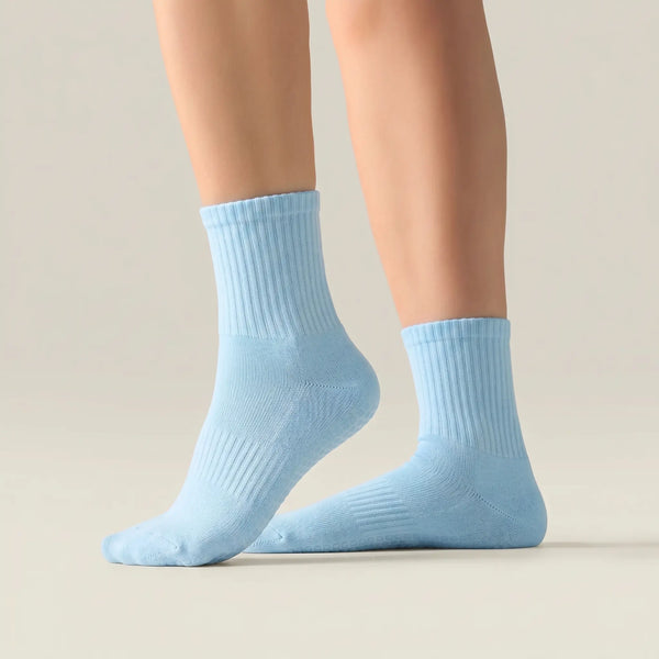 Pilates Socken aus 85% Bio Baumwolle von grippyglow in blau in 2 Größen. Ideal für Yoga, Barre, Reformer Pilates & Lagree. 