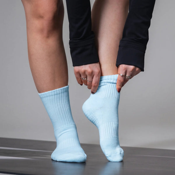 Pilates Socken aus 85% Bio Baumwolle von grippyglow in blau in 2 Größen. Ideal für Yoga, Barre, Reformer Pilates & Lagree.