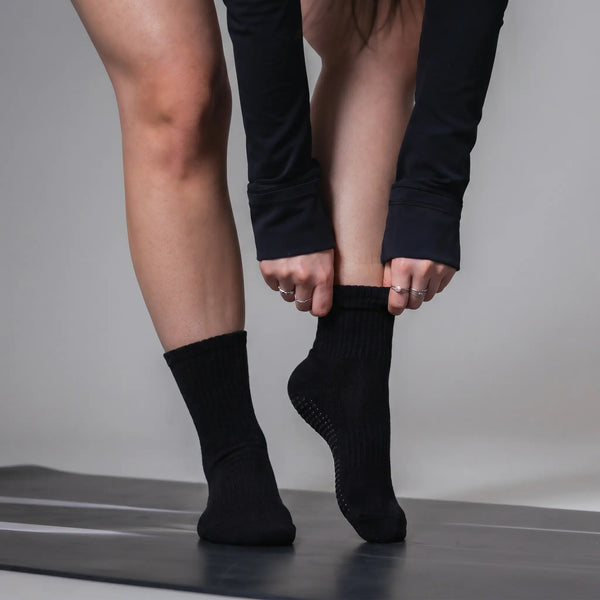 Pilates Socken aus 85% Bio Baumwolle von grippyglow in Schwarz in 3 Größen. Ideal für Yoga, Barre, Reformer Pilates & Lagree. 