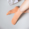 Pilates Socken aus 85% Bio Baumwolle von grippyglow in Peach Orange in 2 Größen. Ideal für Yoga, Barre, Reformer Pilates & Lagree. 