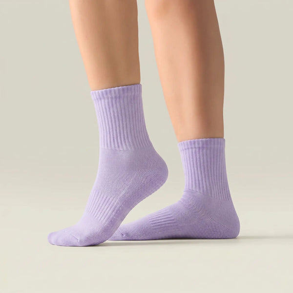 Pilates Socken aus 85% Bio Baumwolle von grippyglow in Pastelle Lila 2 Größen. Ideal für Yoga, Barre, Reformer Pilates & Lagree. 