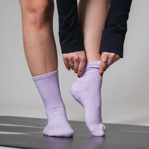 Pilates Socken aus 85% Bio Baumwolle von grippyglow in Pastelle Lila 2 Größen. Ideal für Yoga, Barre, Reformer Pilates & Lagree. 