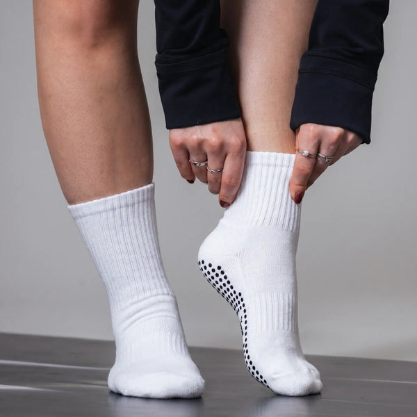 Pilates Socken aus 85% Bio Baumwolle von grippyglow in Weiß in 3 Größen. Ideal für Yoga, Barre, Reformer Pilates & Lagree. 