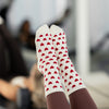 Close-Up der Herzchen-Edition: beigefarbene Pilates Socken mit roten Allover-Herzen – rutschfeste und stylische Performance-Socken für dein Training