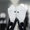 Close-Up der Pilates Socken mit schwarzem Herz und grippyglow Noppensohle – Reformer-ready, rutschfest und ästhetisch