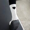 Detailansicht: Off-White Pilates Socken mit schwarzem Herz hinten am Knöchel – stilvoll und funktional fürs Pilates Studio