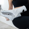 Off-White Pilates Socken mit schwarzem Herzmotiv und Anti-Rutsch-Sohle – perfekte Grip Socks für Reformer Pilates und Fitness Workouts