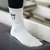 Close-Up weißer Pilates Socken mit Schleifen-Stickerei – dezentes, elegantes Design für mehr Grip und Style beim Training