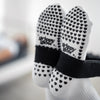 Sohlenansicht der weißen grippyglow Pilates Socken mit Herz-Noppen – Anti-Rutsch-Profil für sicheren Halt auf dem Reformer-Gerät