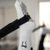 Rutschfeste Pilates Socken in Weiß mit Herz-Noppen und Schleifen-Detail – perfekte Studio-Socken für sicheren Halt im Reformer-Strap