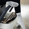 Weiße Pilates Socken mit Herz-Grip und schwarzer Schleife – grippyglow Sohle und elegantes Design für dein Workout im Studio