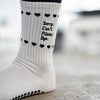 Detailaufnahme weißer Pilates Socken mit schwarzem Statement ‚Sorry. Can’t. Pilates. Bye.‘ und rutschfestem Herz-Grip – stylische Studio-Socken für sicheren Halt beim Pilates Training